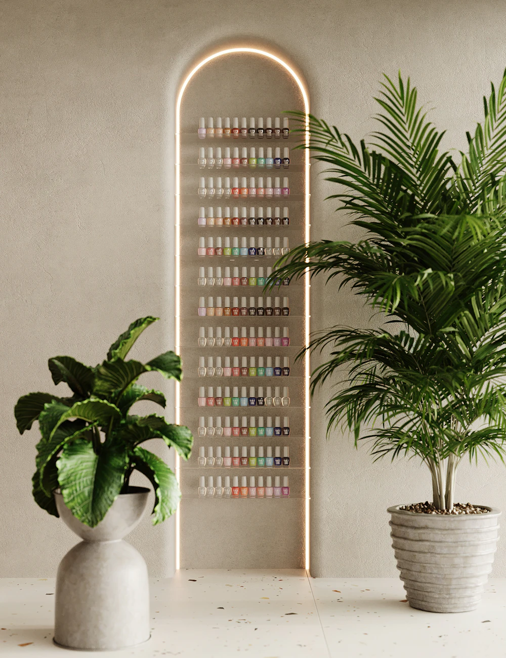 Recepción del local con plantas y un arco de madera clara